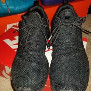 Nike Roshe 1 All BLACK!!! Great condition. Box